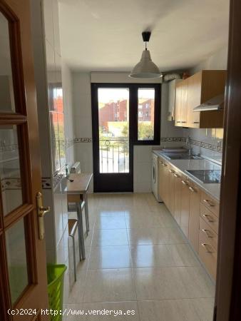 SE VENDE APARTAMENTO EN EL CENTRO DE VALENCIA DE DON JUAN, 74 M2, COCINA, SALÓN, 2 HAB., 2 BAÑOS. 