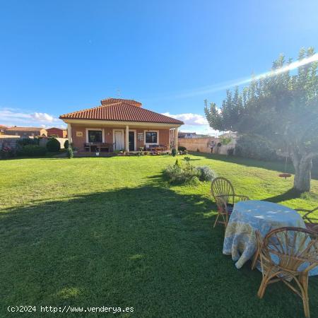  SE VENDE AMPLÍSIMO CHALET INDIVIDUAL EN TORAL DE LOS GUZMANES, DE UNA PLANTA, PARCELA 841 M2. - LEO 