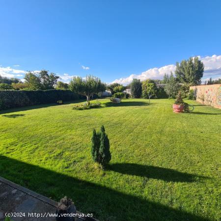 SE VENDE AMPLÍSIMO CHALET INDIVIDUAL EN TORAL DE LOS GUZMANES, DE UNA PLANTA, PARCELA 841 M2. - LEO