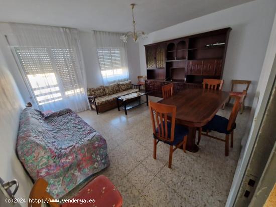 SE VENDE AMPLIO PISO DE CUATRO HABITACIONES EN EL CENTRO DE VALENCIA DE DON JUAN,. - LEON