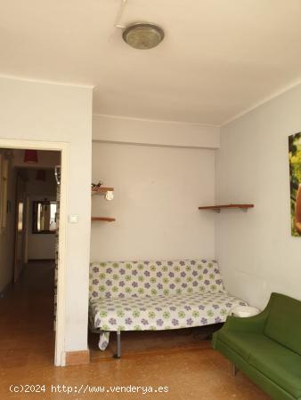 Ático con terraza de 20 m2 , tres habitaciones - BARCELONA