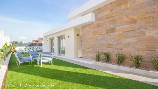 CHALET DE DISEÑO MODERNO, EN PARCELA DE 400 M2, 3 DORMITORIOS - ALICANTE