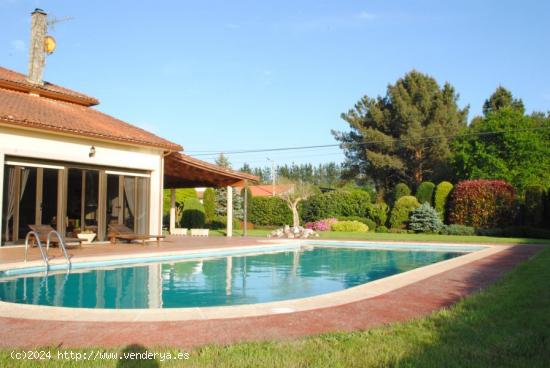 CASA CON TERRENO Y PISCINA A POCOS KILOMETROS DE SANTIAGO. - A CORUÑA