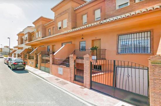 Bonita vivienda adosada con patio y garaje, situada en la entrada de Chauchina. - GRANADA