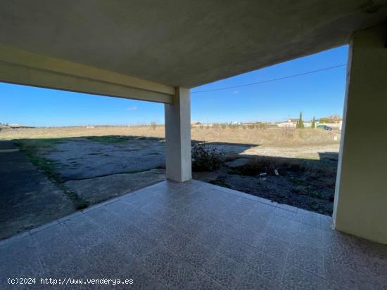 GRAN PARCELA CON NAVE DE 500 M2 Y CASA - ALBACETE