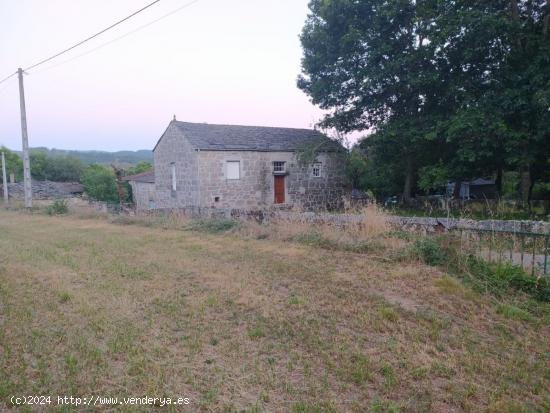  SE VENDE CASA DE PIEDRA TRADICIONAL GALLEGA CON FINCA 2.700M2 EN O CORGO - LUGO 