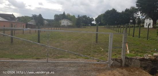 SE VENDE TERRENO  URBANO CERRADO CON LUZ Y AGUA CERCANO AL CORGO - LUGO