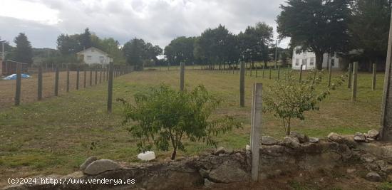 SE VENDE TERRENO  URBANO CERRADO CON LUZ Y AGUA CERCANO AL CORGO - LUGO