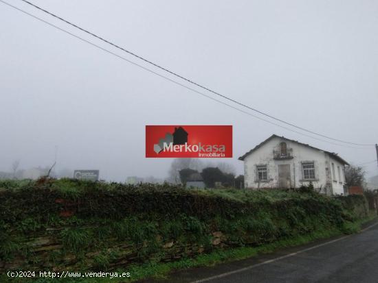 SE VENDE CASA INDEPENDIENTE PARA REFORMAR  CON TERRENO CERCANO AL CENTRO COMERCIAL - LUGO