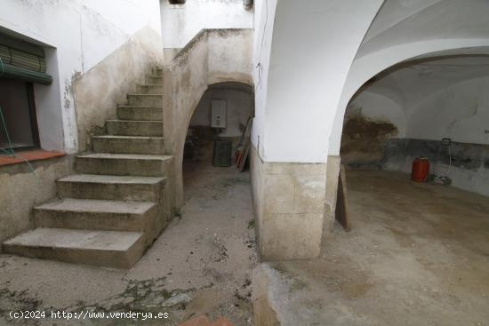 Casa de dos plantas en el centro del Casar de Cáceres - CACERES