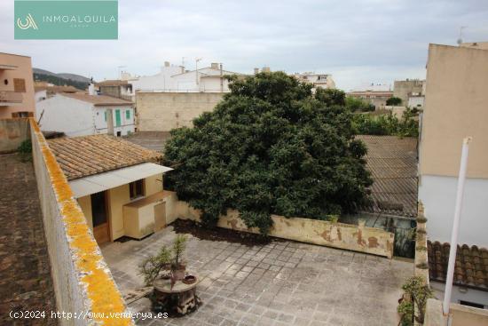 Edificio de 920m2 centro Alcudia dist. Almacen 220m2, vivienda 200m2, parking 500m2. - BALEARES