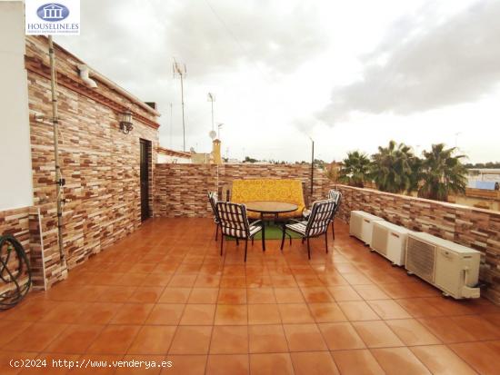  CASA ADOSADA EN AVENIDA SANTA LUCIA CON GARAJE Y CHIMENEA - SEVILLA 