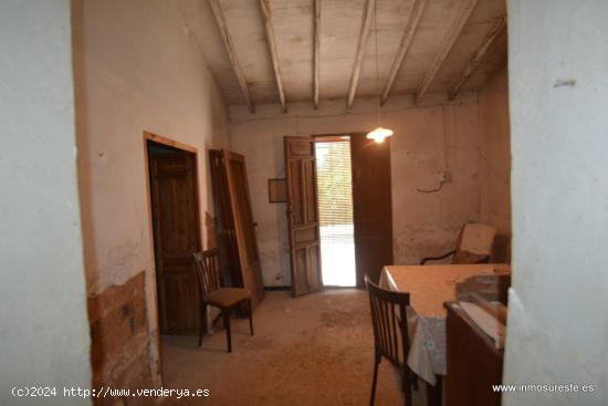 Casa para reformar en Orihuela zona Media Legua, en planta baja con cuadra y patio descubierto. - AL