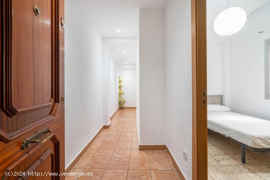 PISO DE 3 DORMITORIOS Y 1 BAÑO - ALMERIA