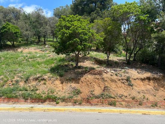 Fantástico terreno urbano de 1.557 m2 listo para hacer la casa de tus sueños. - BARCELONA