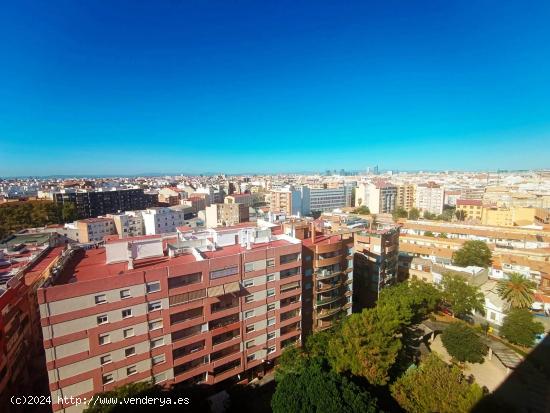 PISO CON REFORMA INTEGRAL Y ESPECTACULARES VISTAS (SE VE TODA VALENCIA) EN BUENA ZONA. - VALENCIA