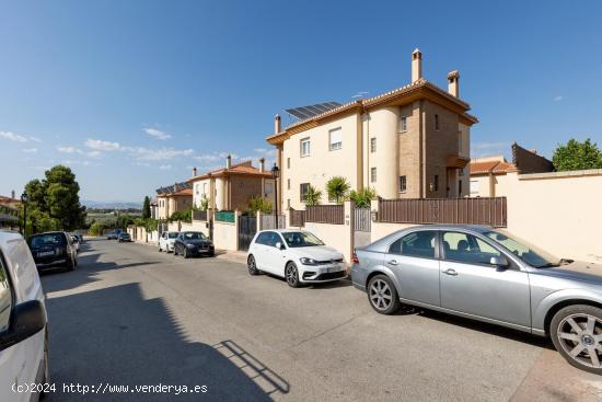 CASA PAREADA URB LA QUINTA - GRANADA