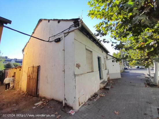 CASA CON PATIO PARA RESTAURAR EN FLORES DEL SIL - LEON