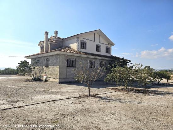 Chalet con cinco dormitorios y garaje en La Torrecilla - MURCIA