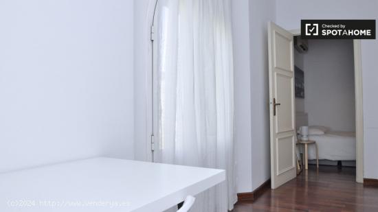 Bonita habitación con amplio espacio de almacenamiento en el apartamento compartido, Sarrià-Sant G