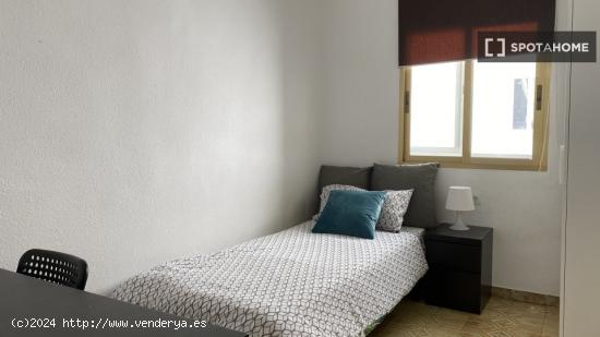 Habitaciones en piso de 5 dormitorios en Valencia - VALENCIA