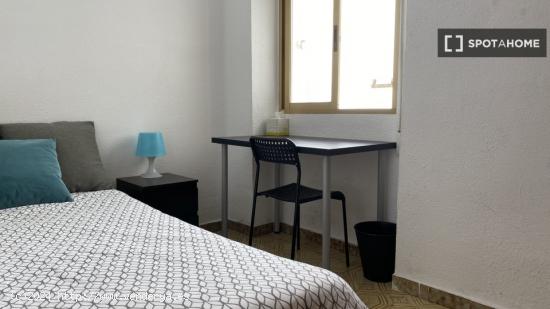 Habitaciones en piso de 5 dormitorios en Valencia - VALENCIA