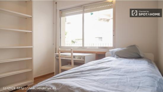 Se alquila habitación en piso de 4 dormitorios en Malasaña - MADRID