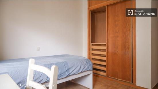 Se alquila habitación en piso de 4 dormitorios en Malasaña - MADRID