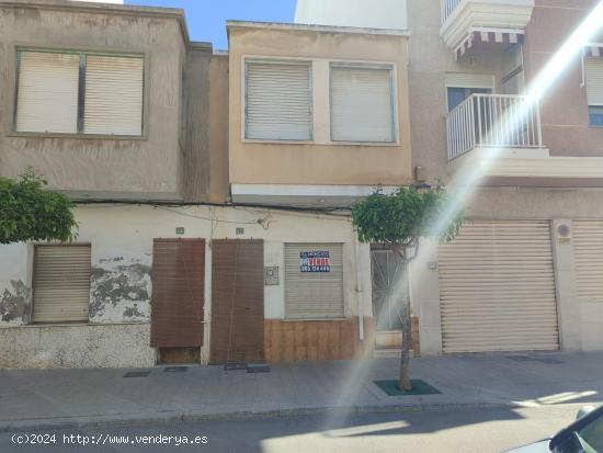 Casa de pueblo con dos alturas a tan solo 800m de las playas de Guardamar del Segura, Alicante - ALI