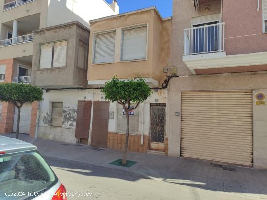 Casa de pueblo con dos alturas a tan solo 800m de las playas de Guardamar del Segura, Alicante - ALI