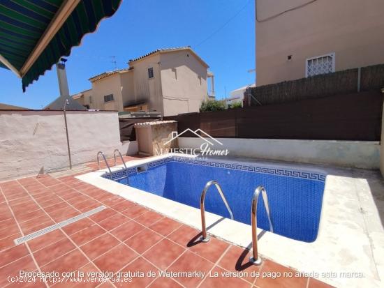  Casa pareada con piscina situada en la Collada. - BARCELONA 