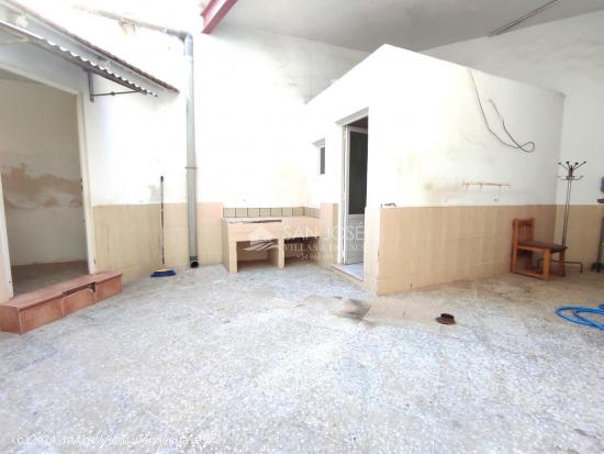 SE ALQUILA LOCAL COMERCIAL CON PATIO PARA FIESTAS EN NOVELDA ZONA HORCAS. - ALICANTE