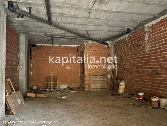 Local chaflán en venta en Ontinyent en zona Llombo - VALENCIA