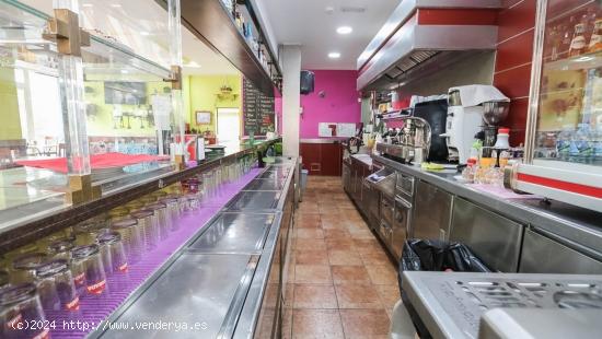 SE VENDE  LOCAL CON CAFETERIA DE 196 m2  Y TERRAZA de 80 m2 EN CABO BLANCO - SANTA CRUZ DE TENERIFE