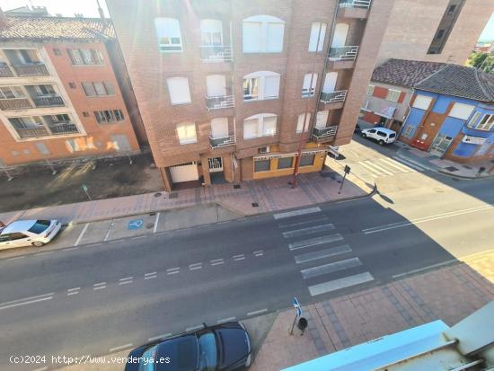  SE VENDE AMPLIO PISO EN VALENCIA DE DON JUAN, COCINA, SALÓN,3 HAB., BAÑO, TERRAZA - LEON 