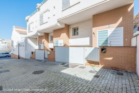  Magnífica vivienda adosada de 4 dormitorios y 220 m2 construidos, situada en Cájar. - GRANADA 