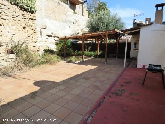 CASA EN VENTA DE 5 HABITACIONES, GARAJE Y TERRAZA EN LA POBLACIÓN DE MONISTROL DE CALDERS - BARCELO