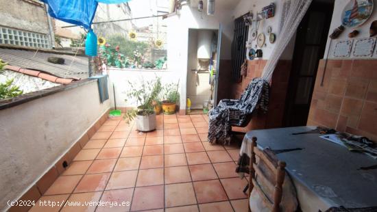  CASA DE TRES PLANTAS EN VENTA DE CUATRO HABITACIONES CON PATIO Y TERRAZA EN MANRESA. - BARCELONA 