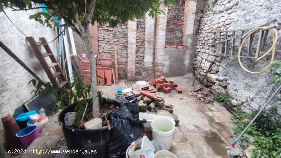 CASA DE TRES PLANTAS EN VENTA DE CUATRO HABITACIONES CON PATIO Y TERRAZA EN MANRESA. - BARCELONA