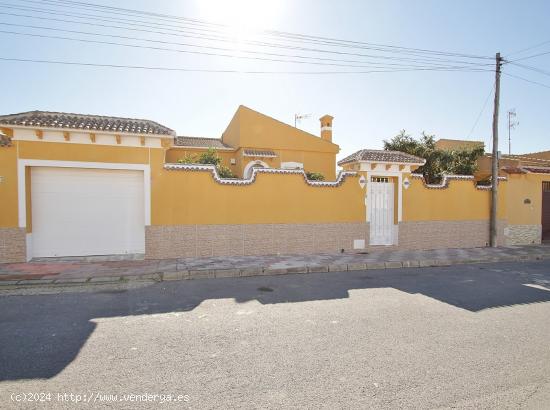 VILLA SEMI INDEPENDIENTE EN LA SIESTA - TORREVIEJA - ALICANTE