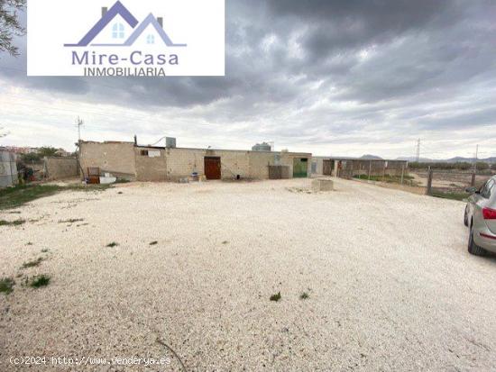  SE VENDE CASA PEQUEÑA CON UNA NAVE DE 300 METROS Y OTRA DE 600 METROS - ALICANTE 