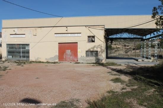 NAVE INDUSTRIAL CON AMPLIO TERRENO - ALICANTE