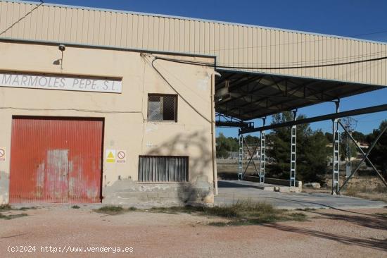 NAVE INDUSTRIAL CON AMPLIO TERRENO - ALICANTE