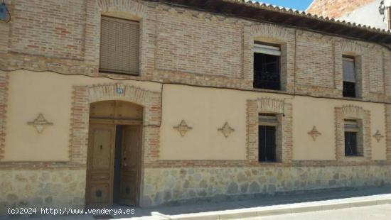  CASA DE PUEBLO EN TORREMORMOJÓN (PALENCIA) EN EL MISMO CENTRO DEL PUEBLO. - PALENCIA 