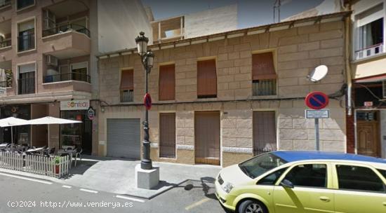 Se vende casa de gran tamaño en la principal arteria de Guardamar - ALICANTE