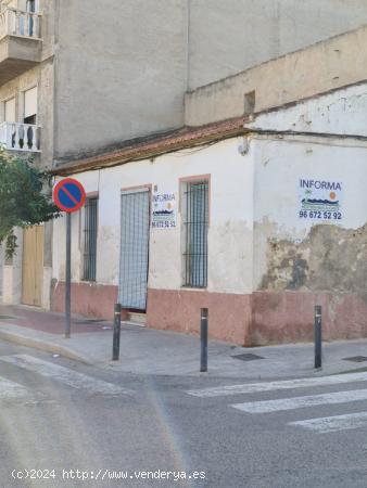 Se vende casa de pueblo con gran parcela en pleno centro de Guardamar - ALICANTE