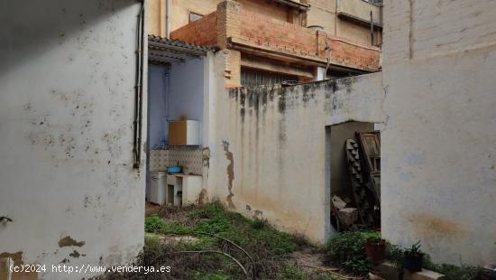 Casa de dos plantas en Catarroja (para reformar) - VALENCIA