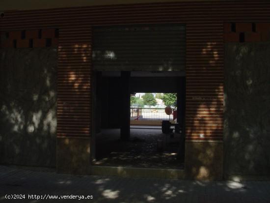 Local comercial, 72 m2, Diáfano, dos persianas a la calle, Salida de humos. - MURCIA