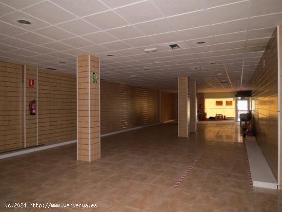  300 m2 LOCAL COMERCIAL CON POSIBILIDAD DE DIVISION BUSCAN EMPRESARIO QUE LO MANTEGA UNIDO - ALMERIA 