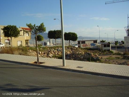 SOLAR URBANO DIRECTO.- EDIFICACIÓN UNIFAMILIAR - ALMERIA